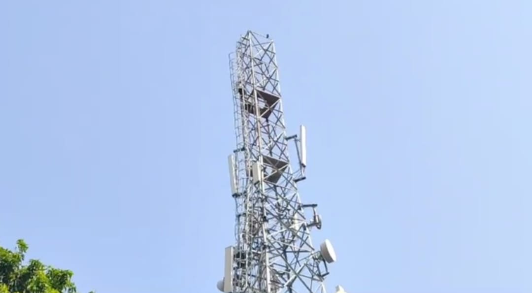 प्रेमी को पाने की जिद्द मनवाने के लिए टावर पर चढ़ी थी युवती