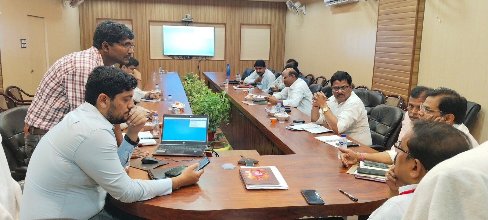 मतगणना के संदर्भ में जिला निर्वाचन अधिकारी ने एनआईसी कक्ष में की बैठक