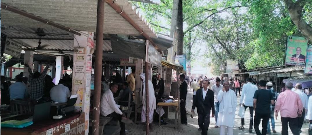 युवक द्वारा लड़की का फोटो खींचने पर तहसील में हुआ हंगामा