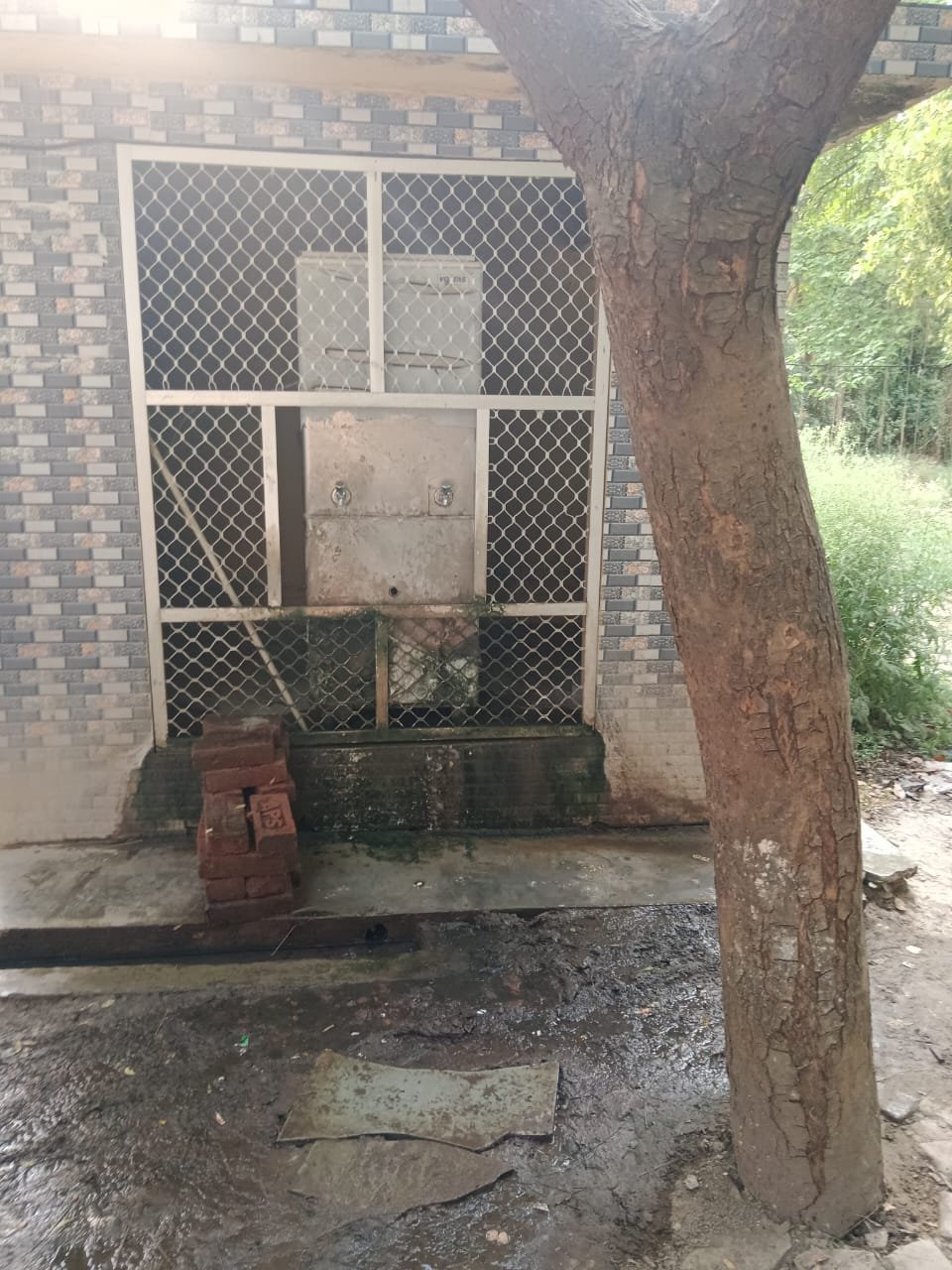 तहसील में वाटर कूलर/फ्रीजर खराब होने के कारण ठंडे पानी के लिए तरस रहे हैं वादकारी एवं अधिवक्ता