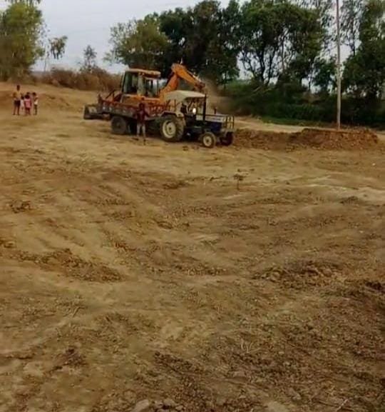 महरुआ थाना क्षेत्र का मामला: रामनगर कर्री ग्राम सभा में आदर्श तालाब से बेची जा रही है मिट्टी