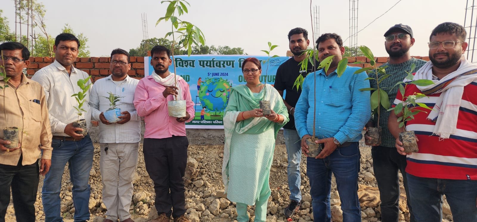 निर्माणाधीन गोशाला परिसर में अधिशाषी अधिकारी द्वारा वृक्षारोपण