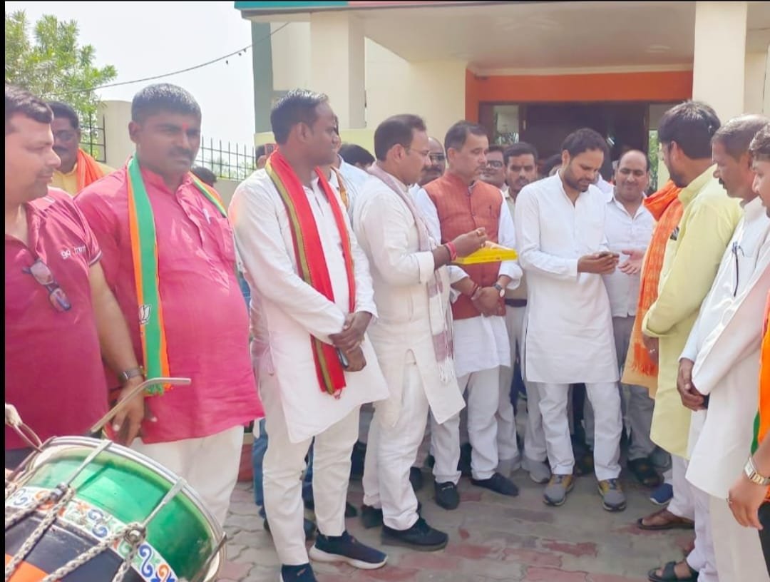 तीसरी बार प्रधानमंत्री नरेंद्र मोदी के नेतृत्व में बन रही एनडीए की सरकार पर भाजपा कार्यालय पर बाटी गई मिठाई