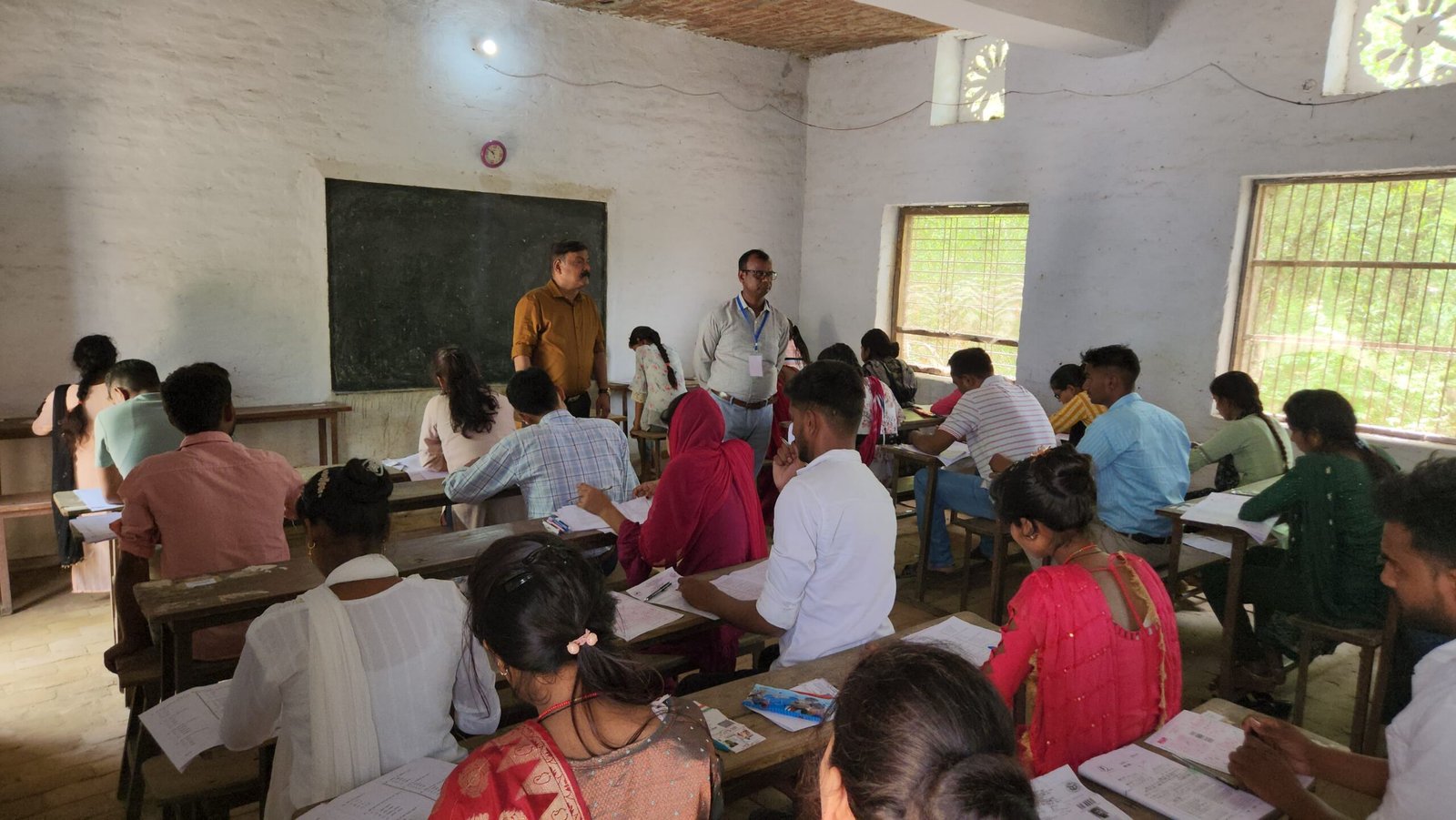 बीएड प्रवेश परीक्षा 2024- 26 जनपद के विभिन्न केंद्रों का डीएम ने किया औचक निरीक्षण