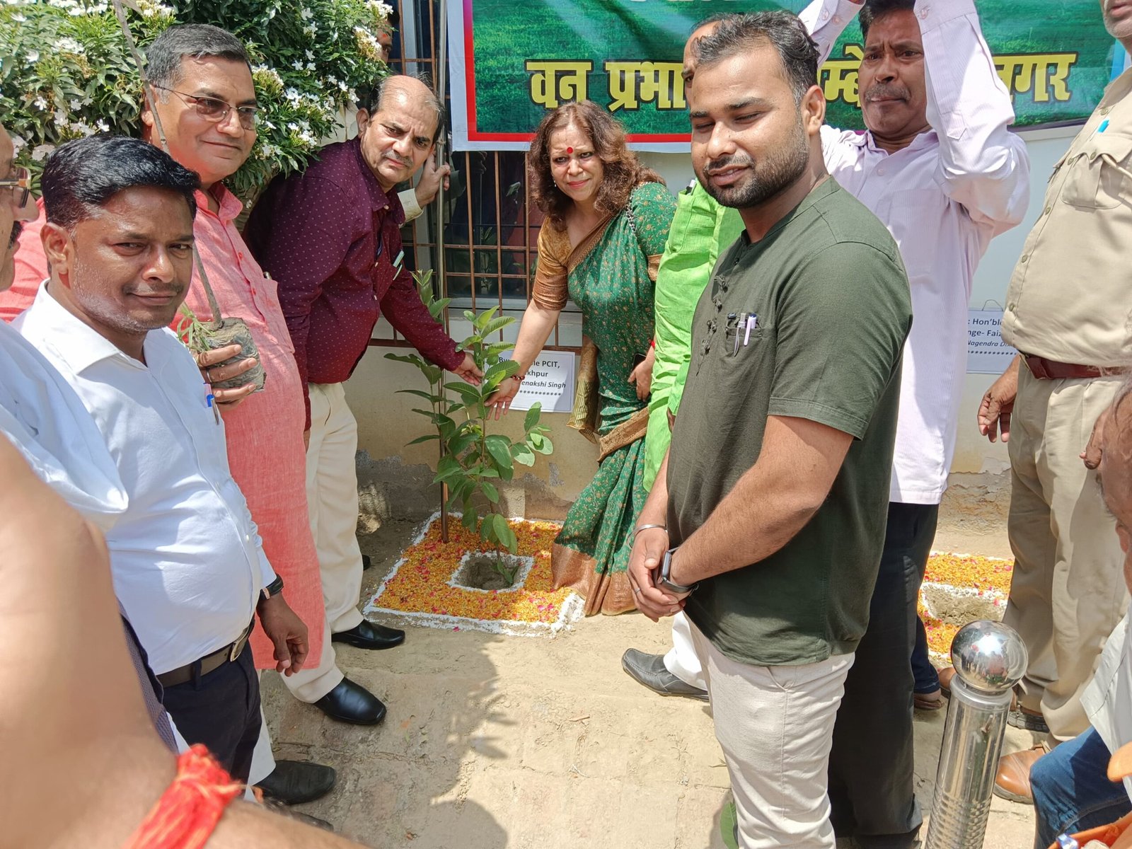 प्रधान आयकर आयुक्त मीनाक्षी सिंह ने पौध वितरण कर, करदाताओं को किया जागरूक