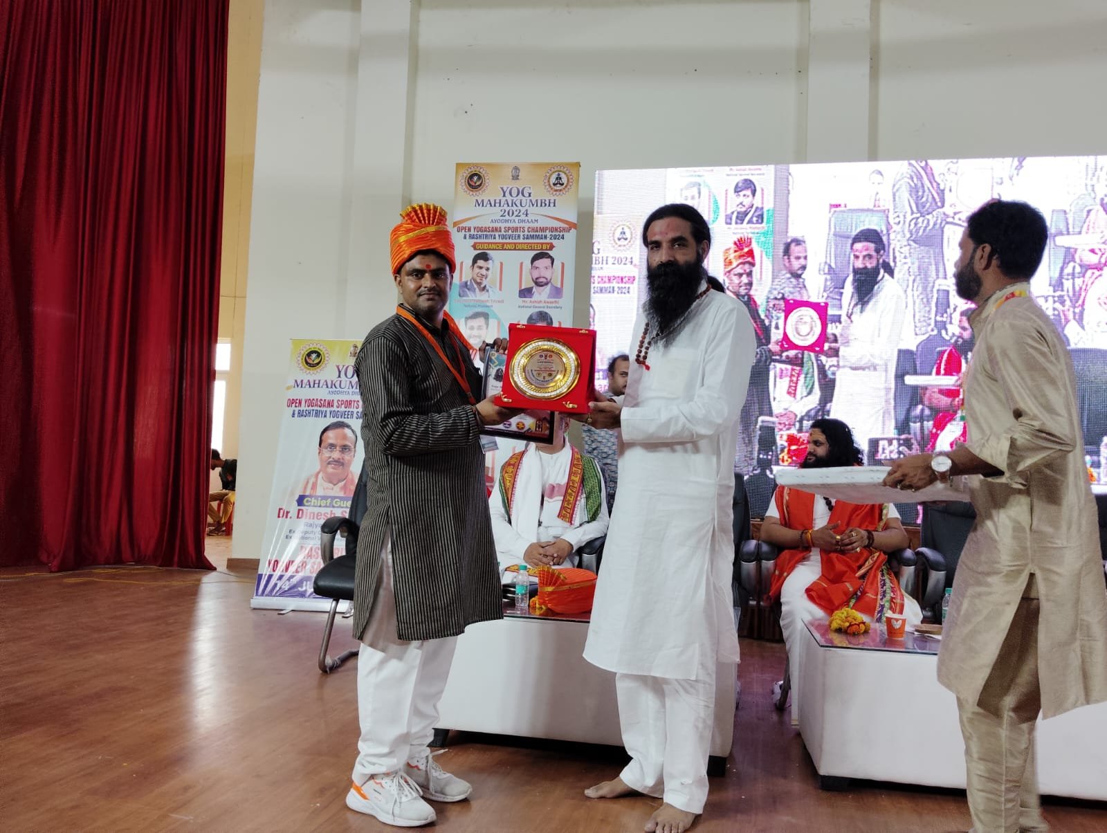 मयूरासन दंडासन में वर्ल्ड रिकॉर्ड बनाने वाले योग शिक्षक को राष्ट्रीय योग वीर सम्मान से किया गया सम्मानित