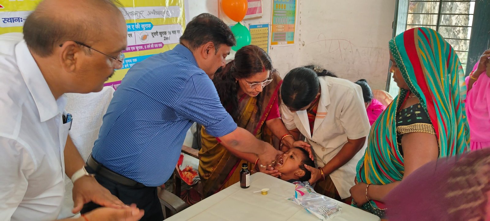 जिलाधिकारी द्वारा बच्चों को पिलाई गई विटामिन ए की खुराक