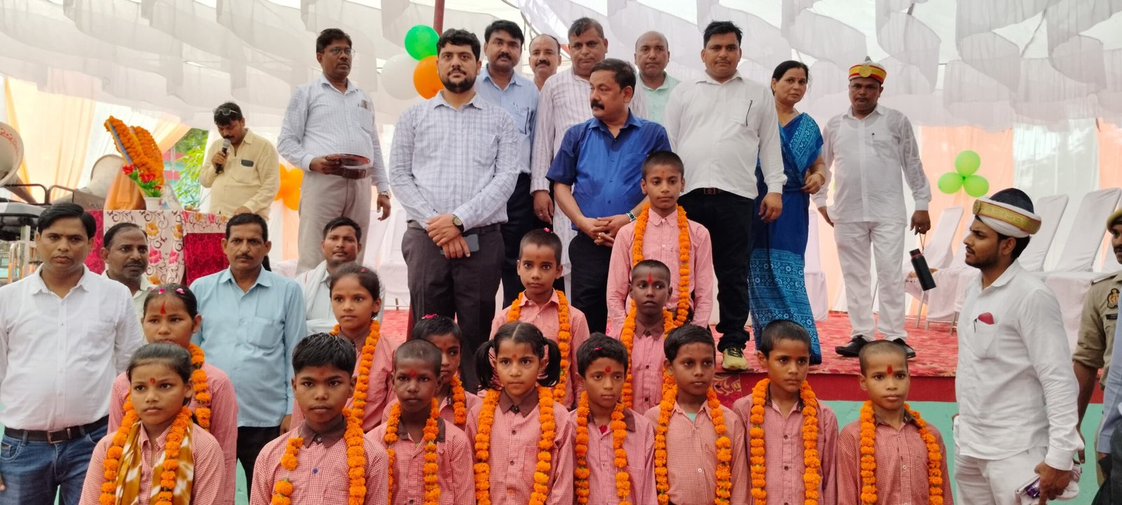 नव प्रवेशित छात्र-छात्राओं को डीएम ने माला पहनाकर, फूल-अक्षत से किया स्वागत