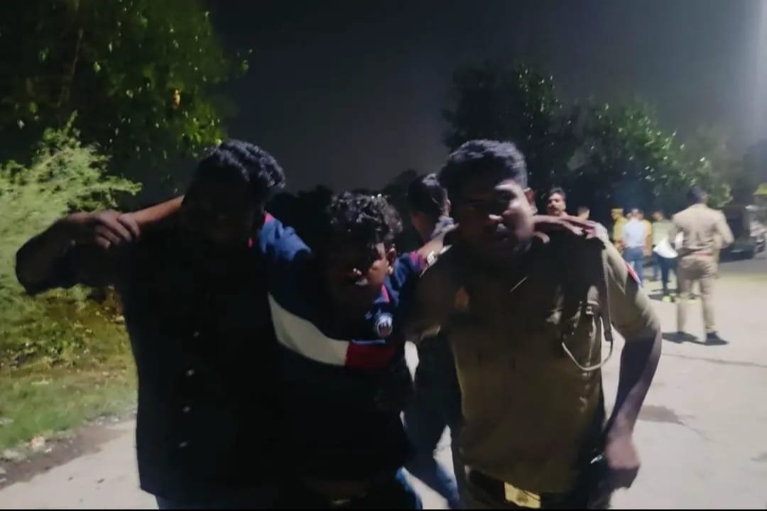 लखनऊ में छात्रा और भाई पर एसिड फेंकने वाले शोहदे को पुलिस ने पैर में मारी गोली