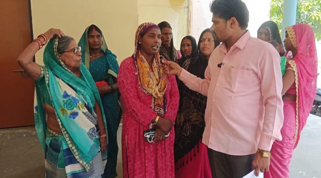 पोषाहार न बांटने की शिकायत करना युवकों को पडा भारी, दर्ज हुआ फर्जी मुकदमा