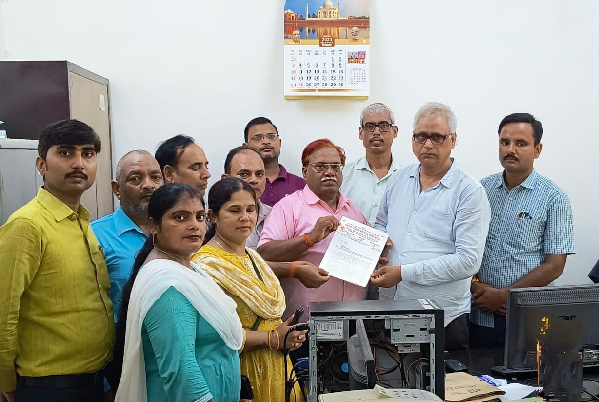 शैक्षिक महासंघ ने ऑनलाइन हाजिरी के विरोध में मुख्यमंत्री को संबोधित दिया ज्ञापन 