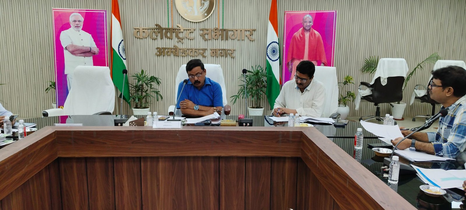 जिलाधिकारी की अध्यक्षता में कलेक्ट्रेट सभागार में जल जीवन मिशन की समीक्षा बैठक हुई 