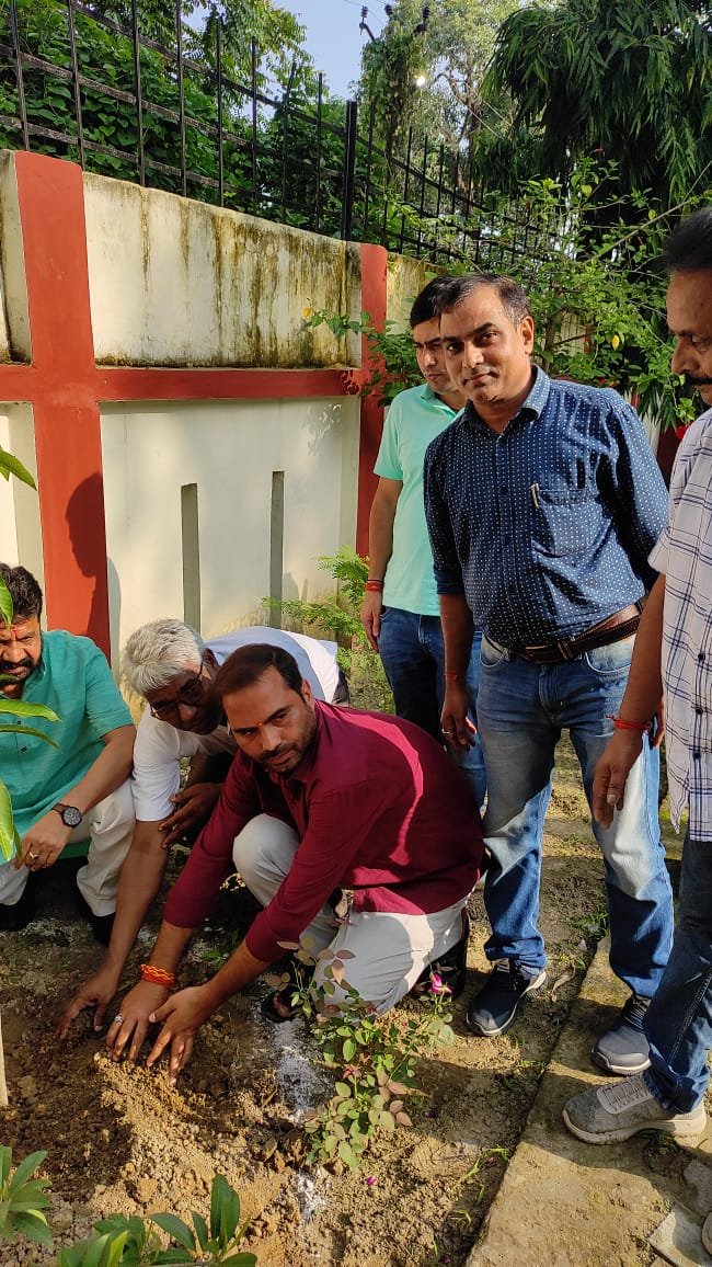 जनपद दौरे पर आए आयुष मंत्री ने वट वृक्ष किया रोपण