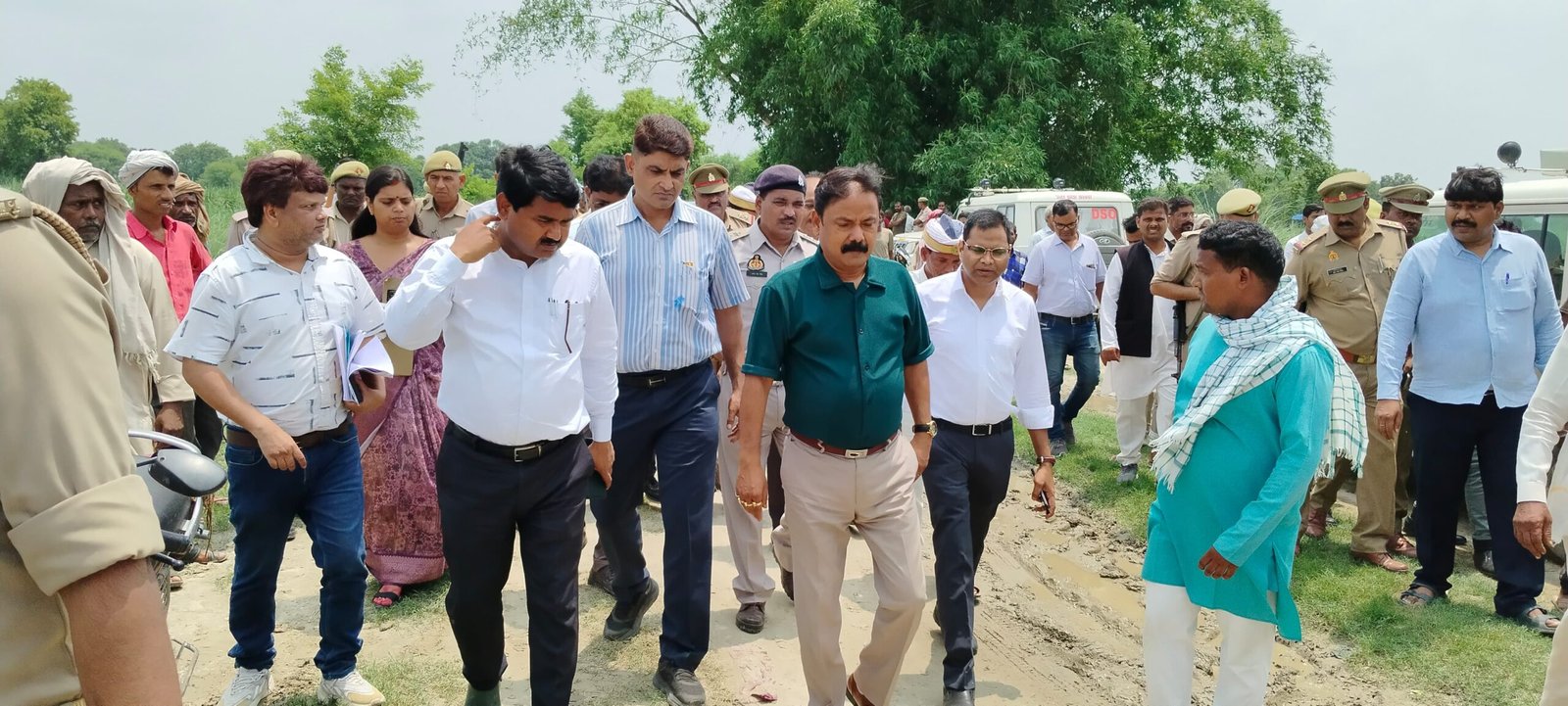 बाढ़ प्रभावित माझा कम्हारिया का जिलाधिकारी ने किया निरीक्षण 