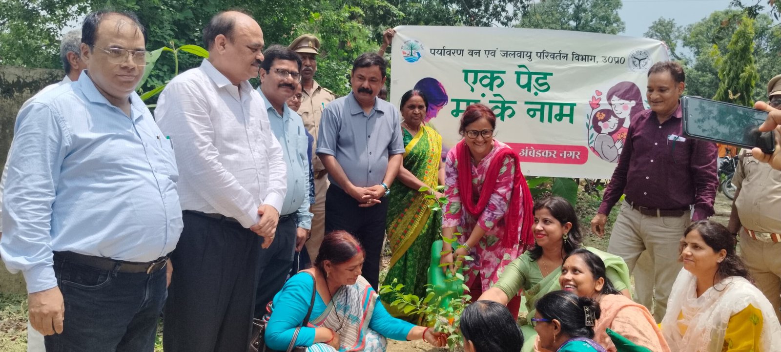 अधिक से अधिक पौधे लगाए तथा लगाए गए पौधे को बचाएं- जिलाधिकारी
