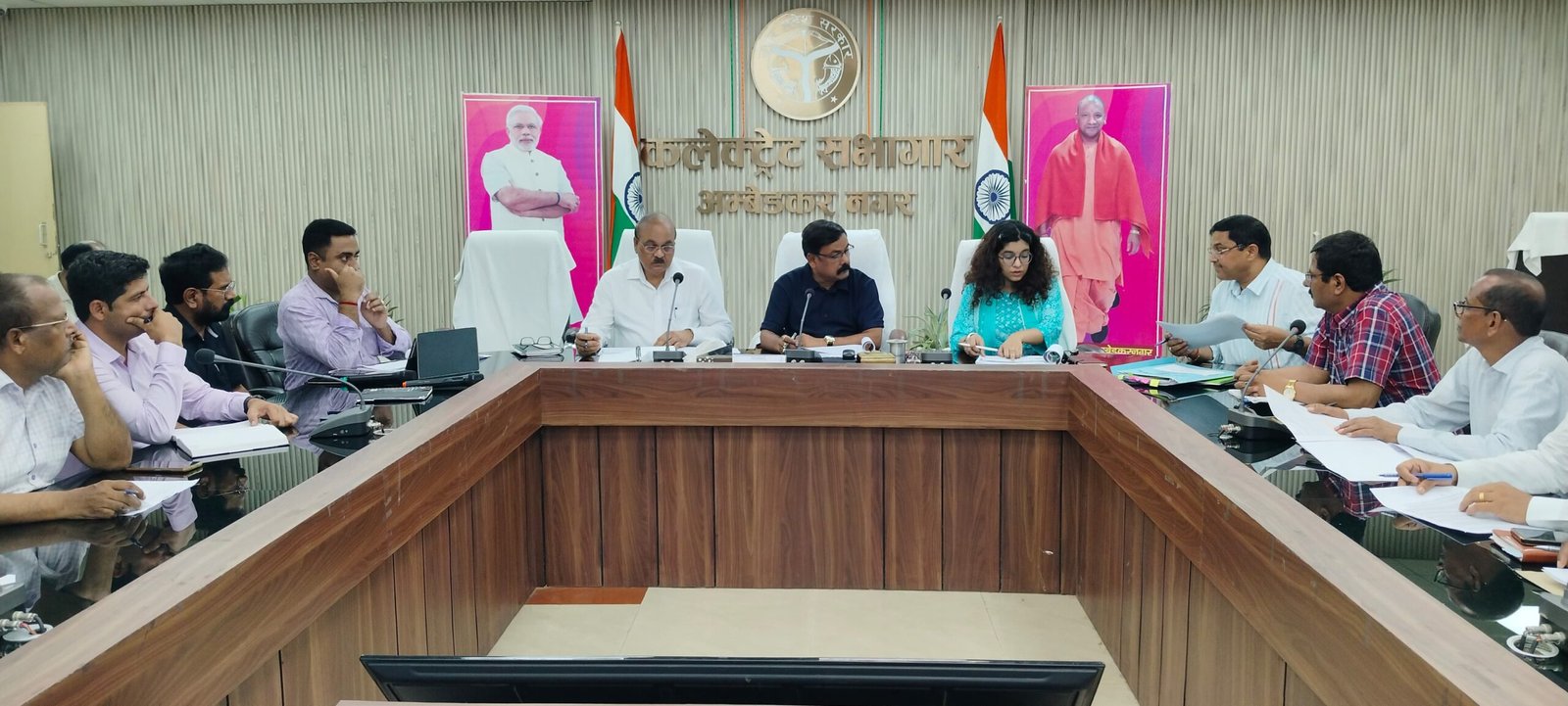 डीएम व सीडीओ ने सीएम डैशबोर्ड की कलेक्ट्रेट सभागार में समीक्षा बैठक की
