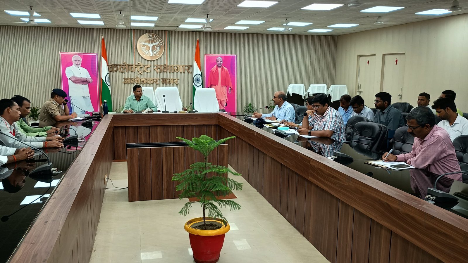 निर्धारित क्षमता से अधिक छात्र-छात्राओं का परिवहन स्कूली वाहन में न किया जाए- डॉ. सदानंद गुप्ता अपर जिलाधिकारी