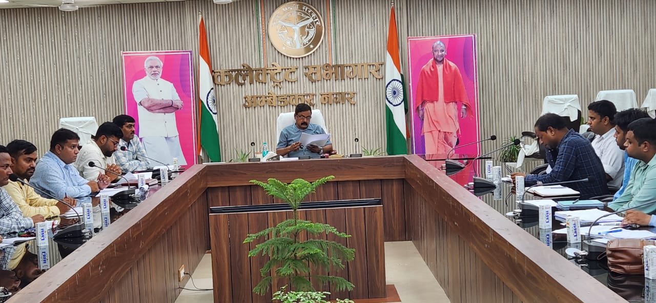 डीएम ने प्रधानमंत्री फसल बीमा योजना के सम्बन्ध में की बैठक
