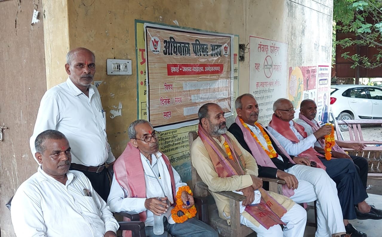 गुरु पूर्णिमा कार्यक्रम में वरिष्ठ अधिवक्ताओं को पुष्प गुच्छ भेंट कर किया गया सम्मानित 