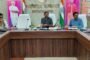 गुरु पूर्णिमा कार्यक्रम में वरिष्ठ अधिवक्ताओं को पुष्प गुच्छ भेंट कर किया गया सम्मानित 