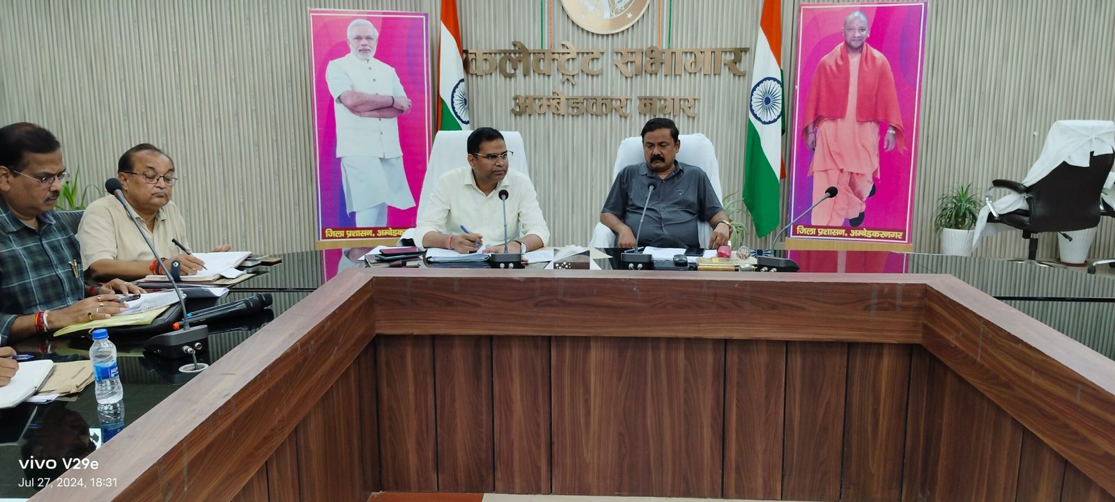 आम जनमानस के साथ संवेदनशीलता का व्यवहार करें- जिलाधिकारी 