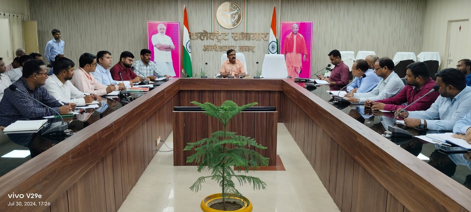 फसल बीमा कम होने पर जिलाधिकारी ने गहरी नाराजगी जाहिर की