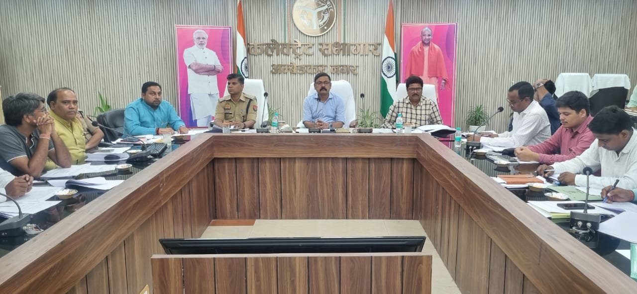उद्योग तथा व्यापार बंधुओं की बैठक डीएम की अध्यक्षता में कलेक्ट्रेट सभागार में आयोजित हुई