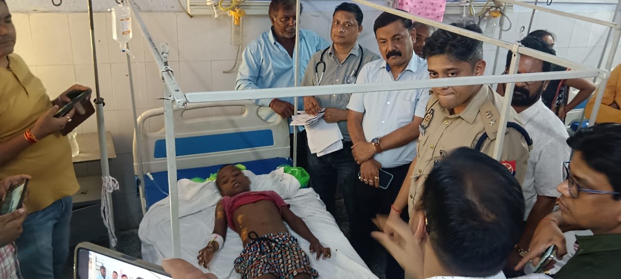 विद्युत स्पर्शाघात से प्रभावित बच्चे का हाल-चाल जानने अस्पताल पहुंचे डीएम एसपी 