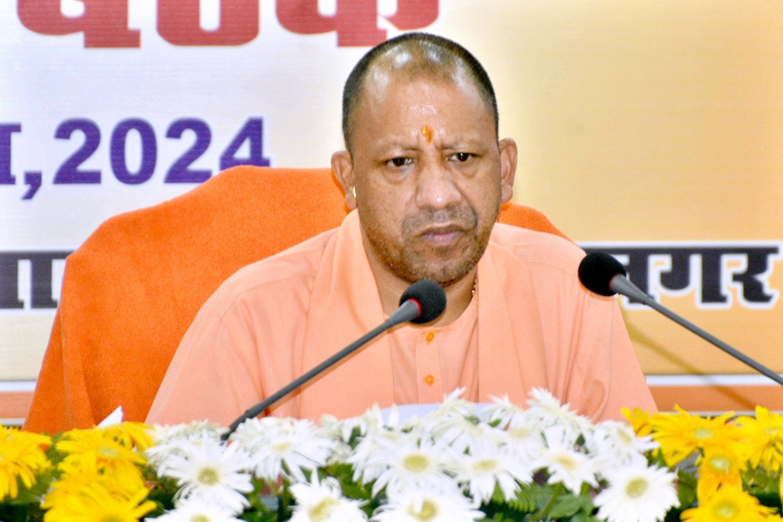 विकास कार्यक्रमों, कानून एवं शान्ति व्यवस्था की मुख्यमंत्री द्वारा कलेक्ट्रेट सभागार में की गई समीक्षा बैठक