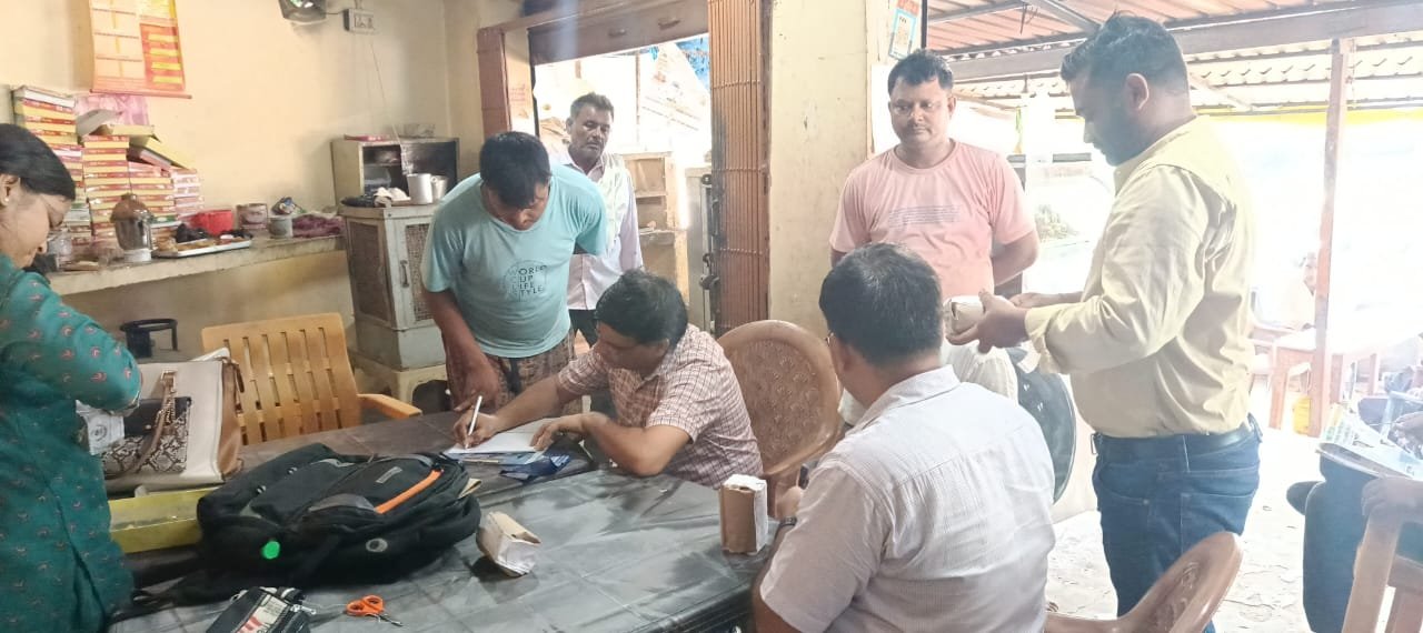 खाद्य सुरक्षा अधिकारी खाद्य पदार्थों के नमूने संग्रहित किए 
