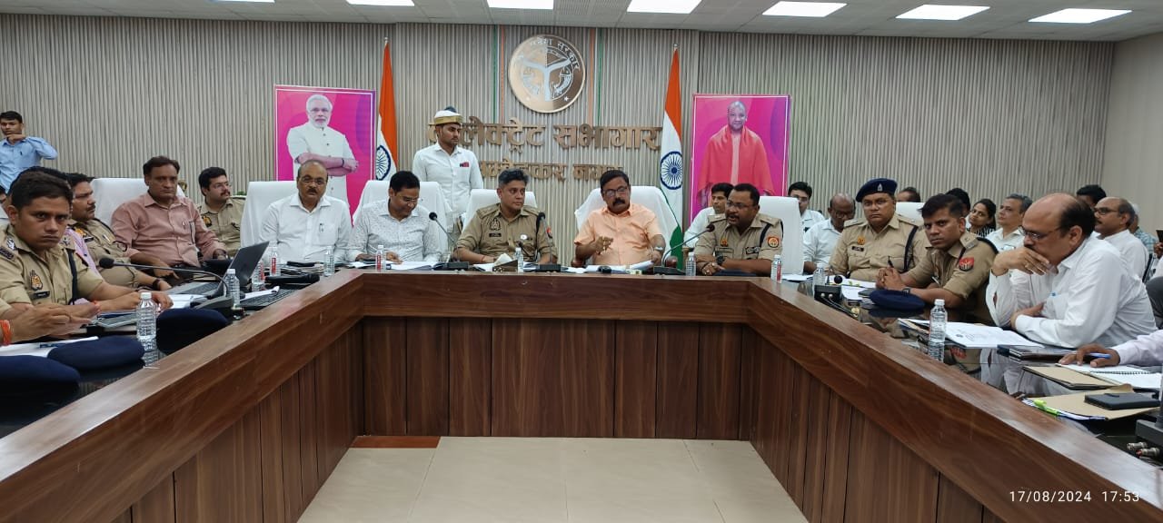 पुलिस भर्ती परीक्षा को सकुशल संपन्न करने के लिए जिलाधिकारी ने की बैठक