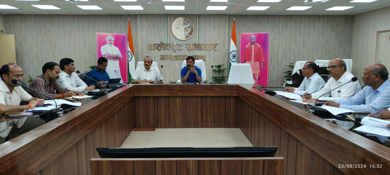जिलाधिकारी अविनाश सिंह ने विकास विभाग की समीक्षा की