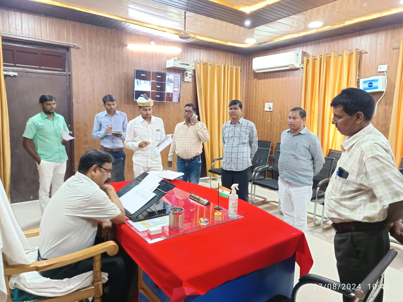 जिलाधिकारी अविनाश सिंह द्वारा विकासखंड टांडा का किया औचक निरीक्षण 