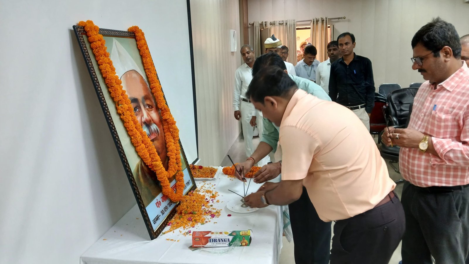 पंडित गोविन्द बल्लभ पन्त जी की 137वीं जयंती पर उनकी प्रतिमा पर डीएम ने पुष्प किए अर्पित