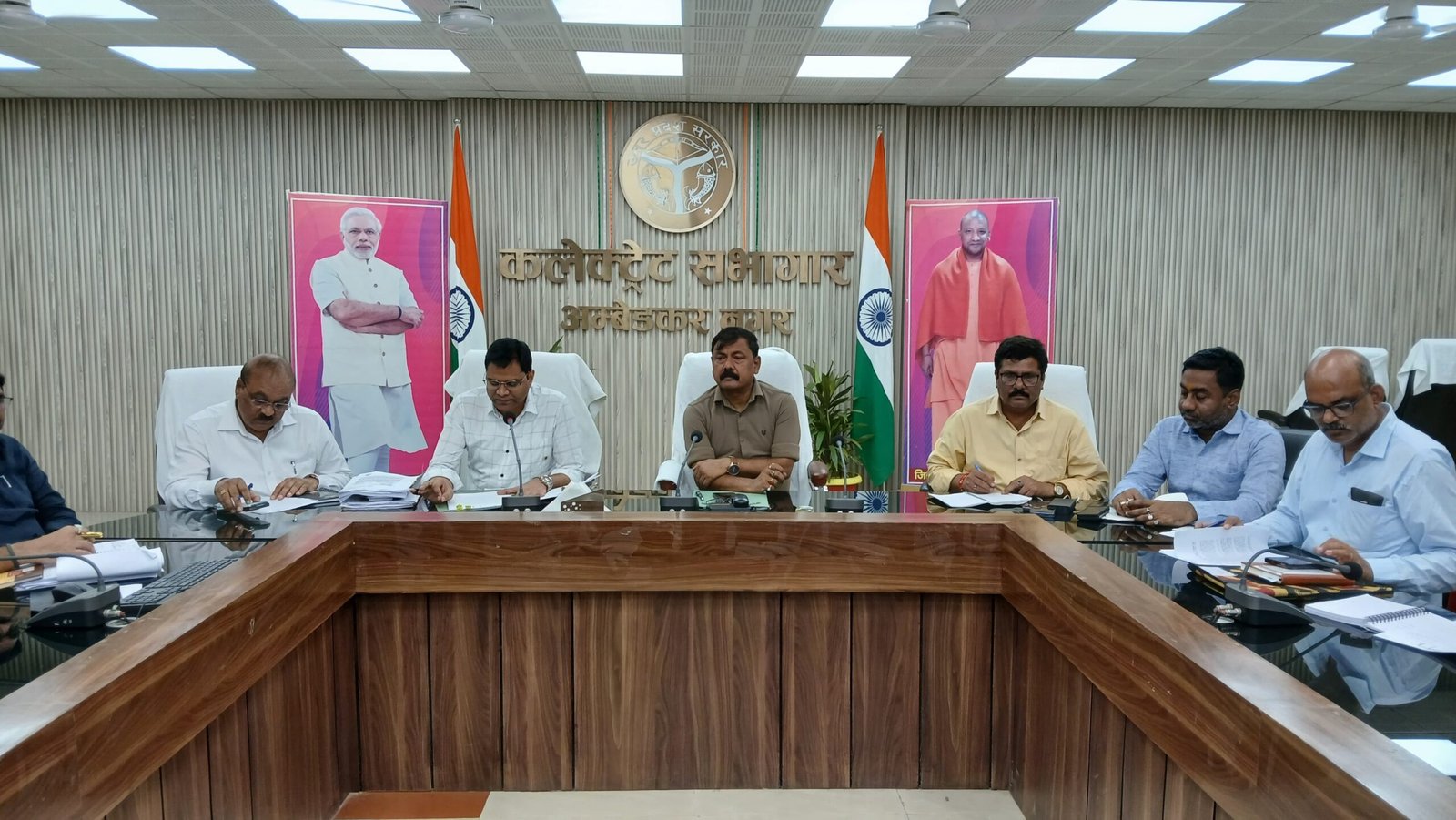 समस्त ग्राम पंचायत एवं शहरी क्षेत्रों में वृहद स्तर पर स्वच्छता अभियान संचालित करें-जिलाधिकारी 
