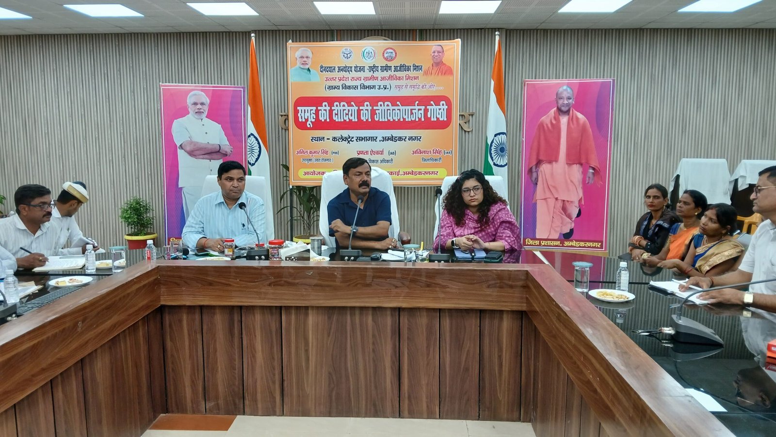 स्वयं सहायता समूह की दीदियों के साथ जिलाधिकारी अविनाश सिंह व मुख्य विकास अधिकारी प्रणता ऐश्वर्या ने की बैठक 
