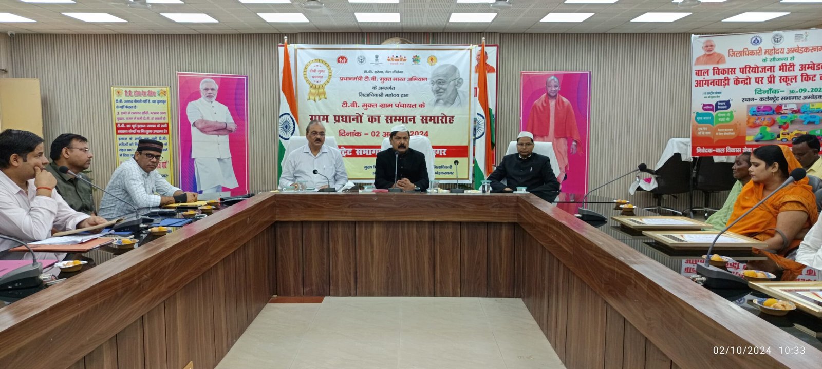 टीबी मुक्त घोषित 23 ग्राम पंचायतों के ग्राम प्रधानों को जिलाधिकारी ने गांधी जी की कांस्य प्रतिमा एवं प्रशस्ति पत्र देकर किया सम्मानित