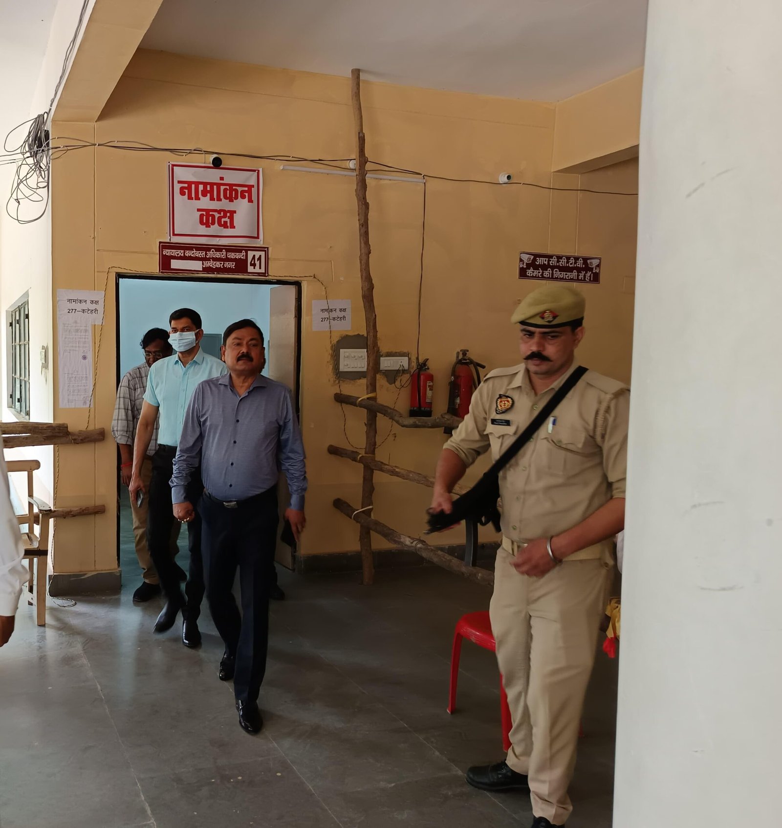 नामांकन कक्ष तथा नामांकन प्रक्रिया की विभिन्न गतिविधियों का जिला निर्वाचन अधिकारी ने लिया जायजा