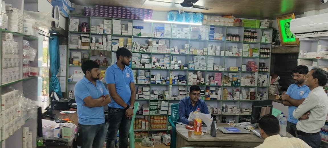 औषधि निरीक्षक ने ऐस हॉस्पिटल के परिसर में संचालित औषधि प्रतिष्ठान  गायत्री फार्मेसी का किया औचक निरीक्षण
