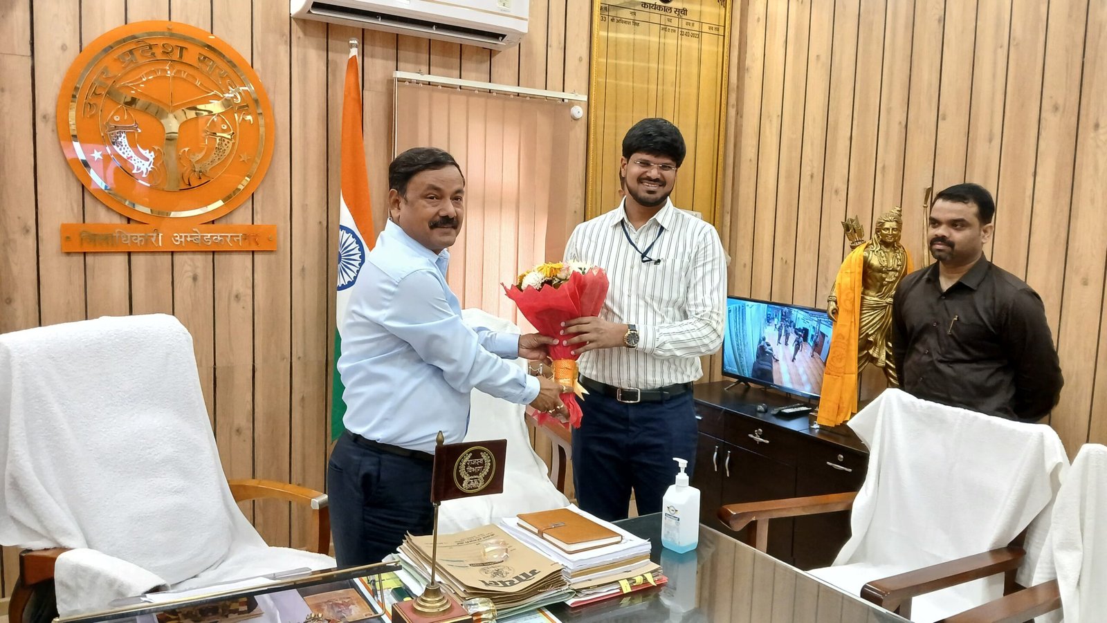 प्रेक्षक का जिला निर्वाचन अधिकारी अविनाश सिंह व पुलिस अधीक्षक डॉक्टर कौस्तुभ ने कलेक्ट्रेट में पुष्पगुच्छ देकर किया स्वागत