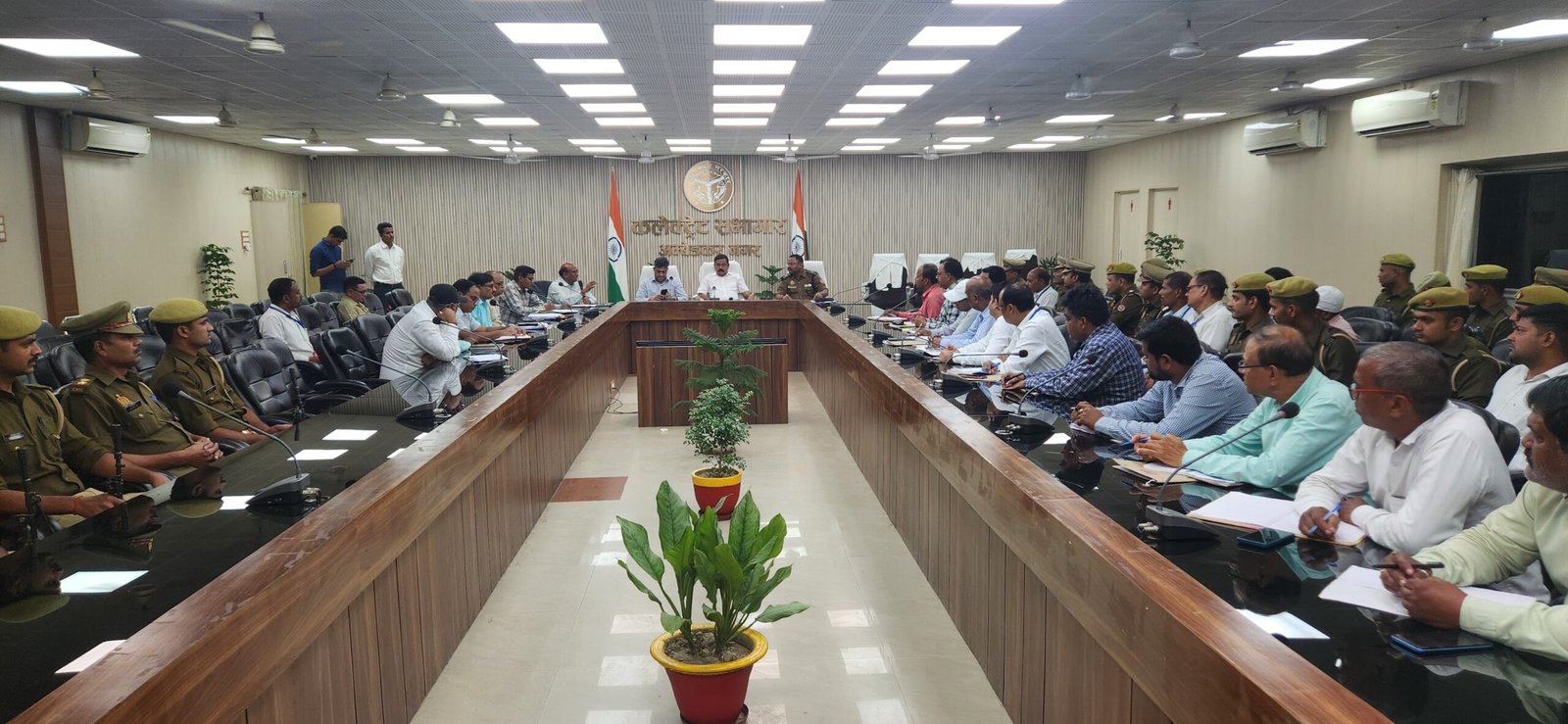 जिला निर्वाचन अधिकारी व एसपी ने उड़न दस्ता निगरानी टीम के साथ की बैठक,दिए आवश्यक दिशा निर्देश