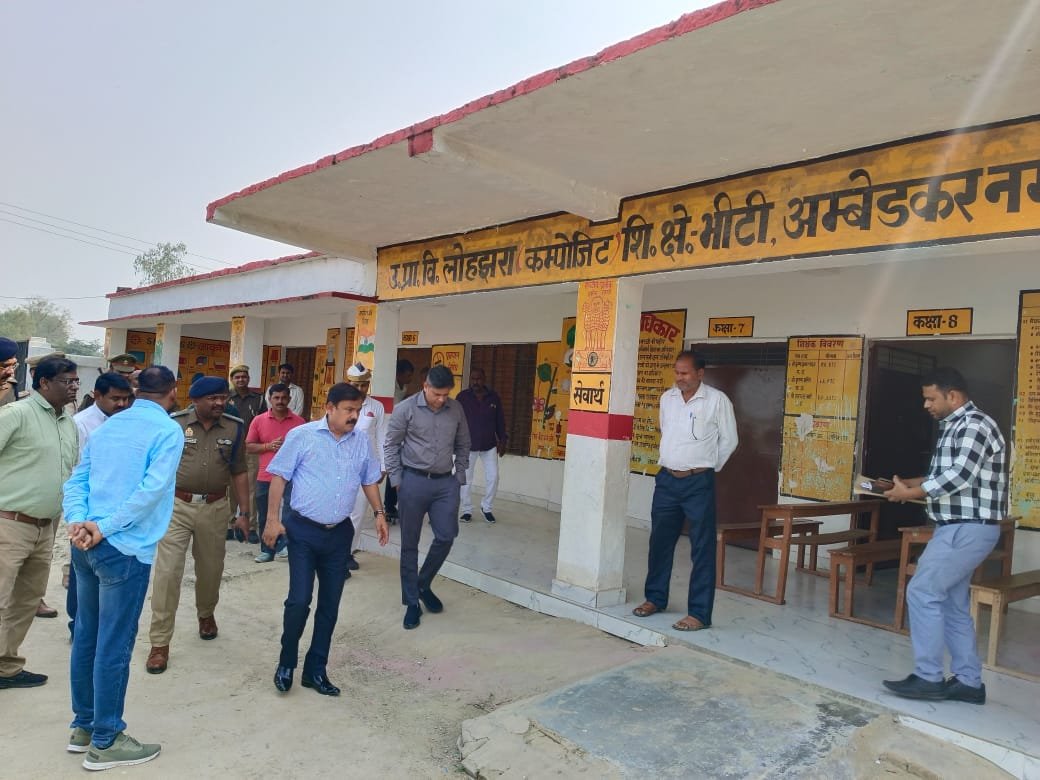जिला निर्वाचन अधिकारी अविनाश सिंह ने विभिन्न मतदान केंद्रों का किया स्थलीय निरीक्षण