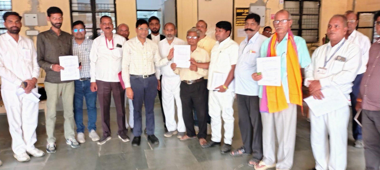 कटेहरी विधानसभा उप निर्वाचन के प्रत्याशियों/उनके अभिकर्ताओं के साथ यूपी जिला निर्वाचन अधिकारी सदानंद गुप्ता ने की बैठक 