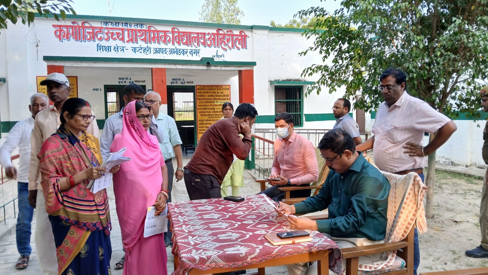 जिला निर्वाचन अधिकारी अविनाश सिंह ने विधानसभा क्षेत्र कटेहरी के विभिन्न मतदान केंद्रों का किया स्थलीय निरीक्षण
