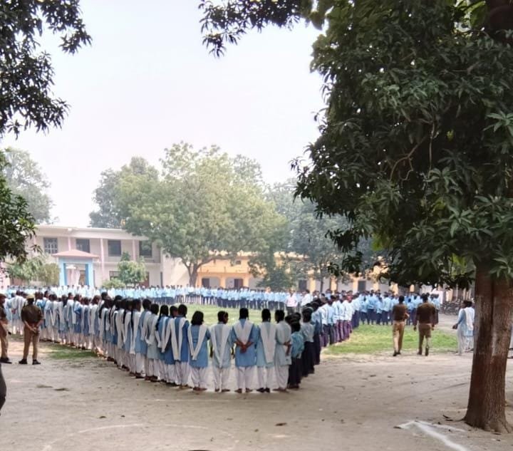 छात्र-छात्राओं ने मानव श्रृंखला बनाकर निकाली मतदाता जागरूकता रैली