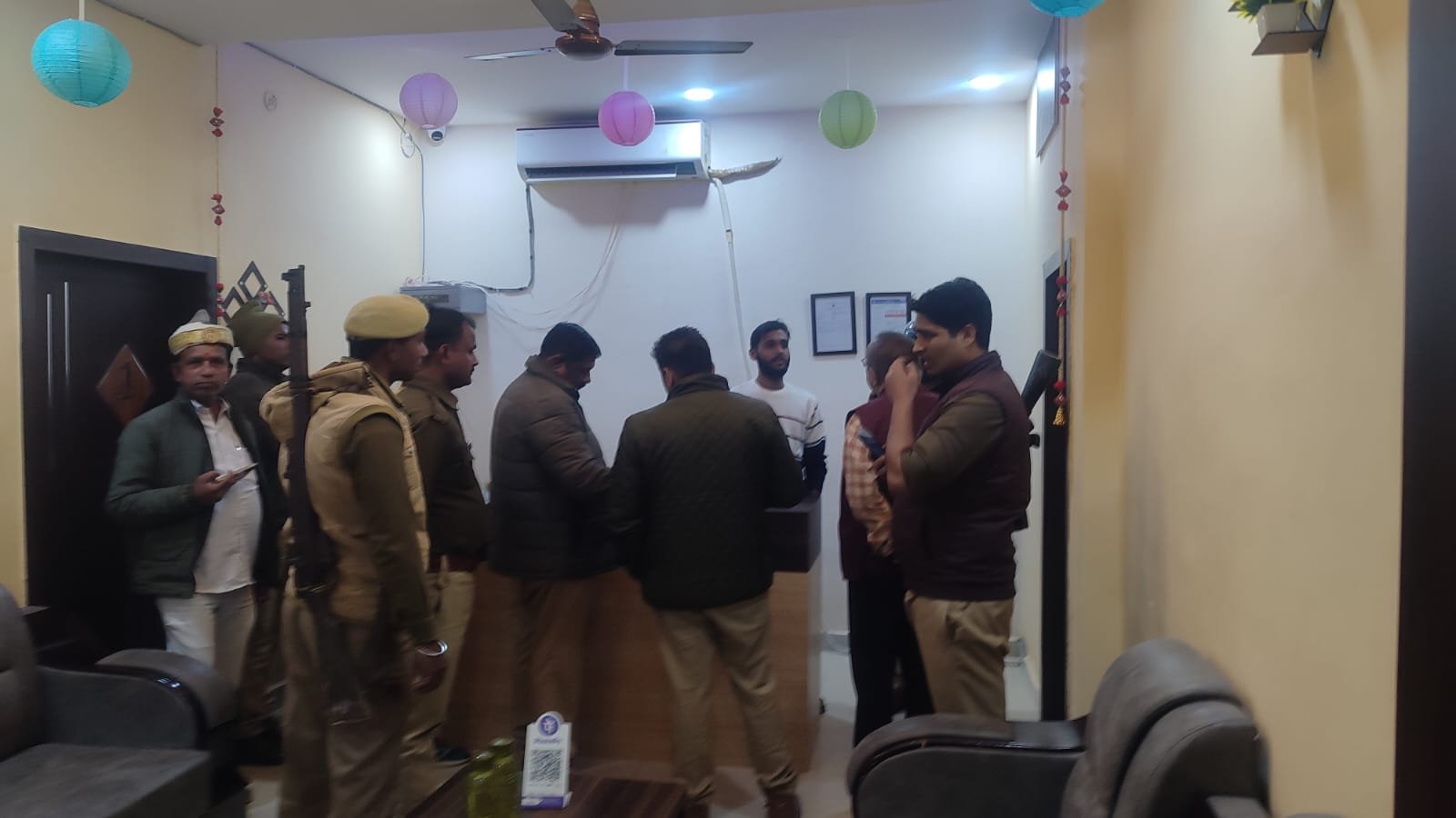 रॉयल स्पा सेंटर पर प्रशासन ने मारा छापा, मौजूद तीन लड़कियों से हुई पूछताछ