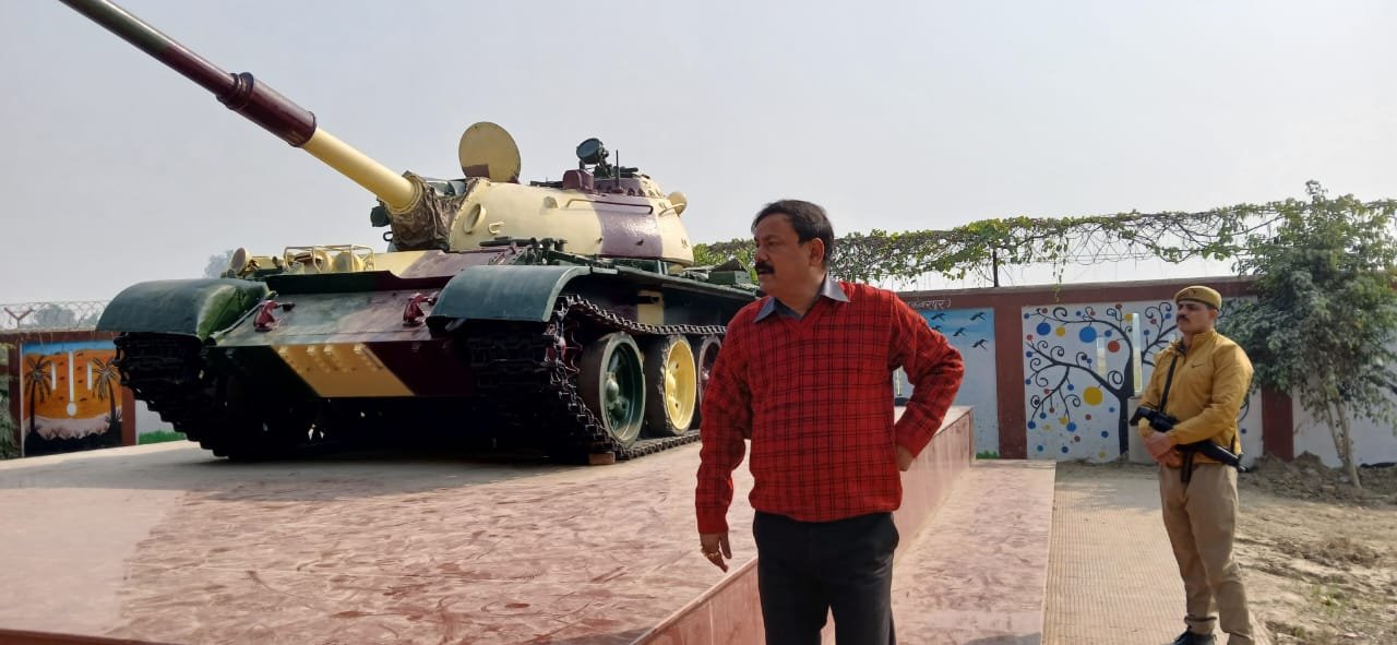 जिलाधिकारी ने हवाई पट्टी के पर स्थापित किए जा रहे टैंक टी- 55 के स्थापना कार्यों का किया भौतिक निरीक्षण