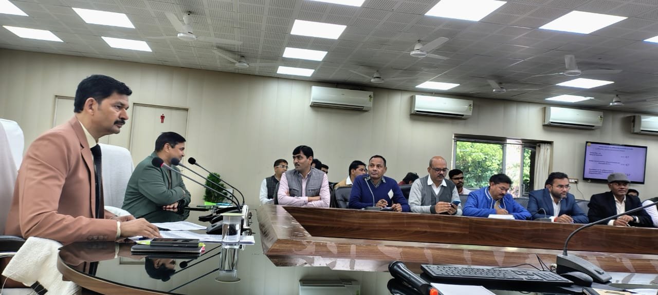 ई–ऑफिस प्रणाली लागू करने के संबंध में विभिन्न विभागों के विभागाध्यक्षों के साथ सीडीओ ने समीक्षा बैठक की