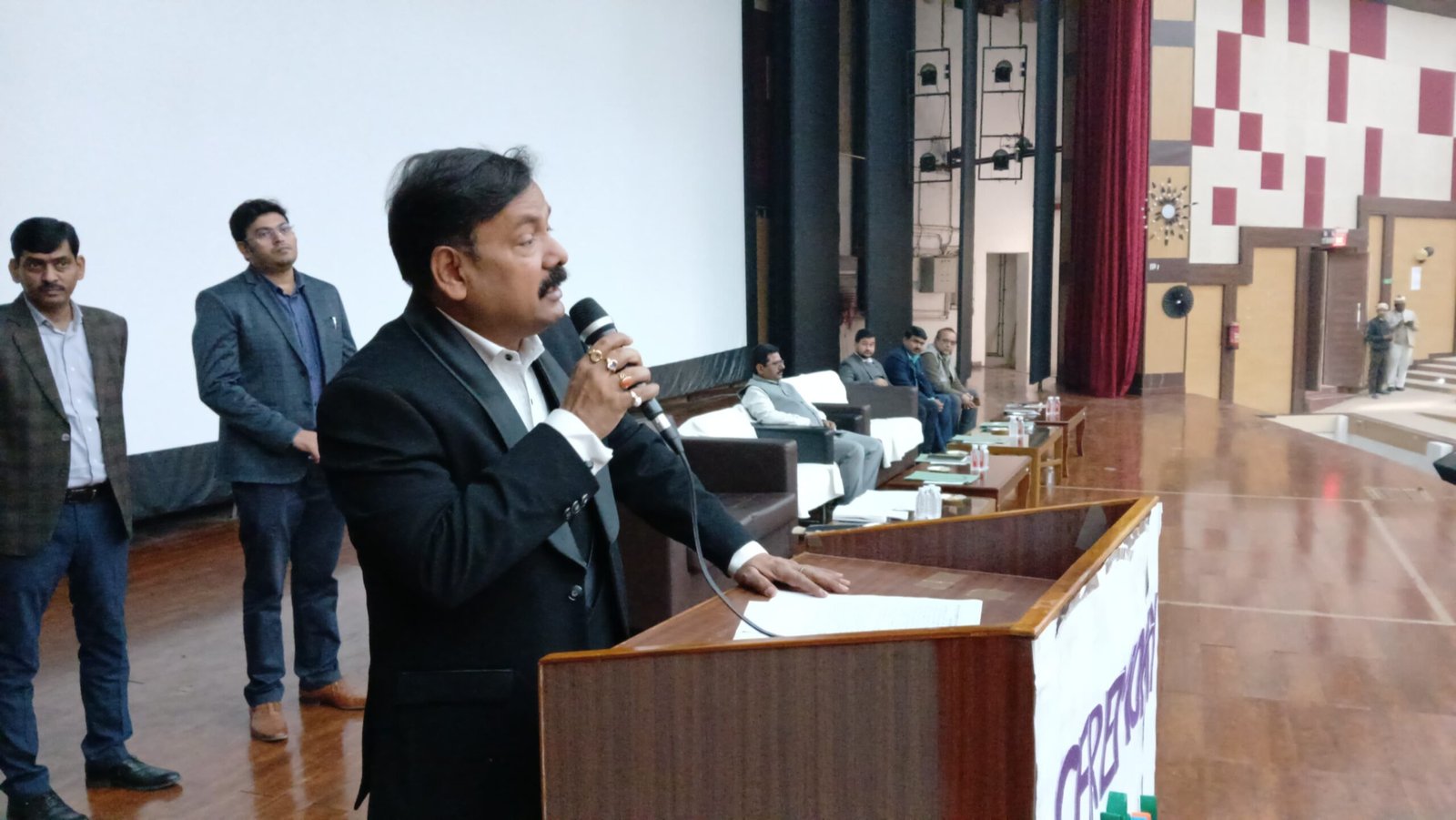 फार्मर रजिस्ट्री कराए जाने के संबंध में जिलाधिकारी ने कॉमन सर्विस सेंटर के संचालकों के साथ की बैठक