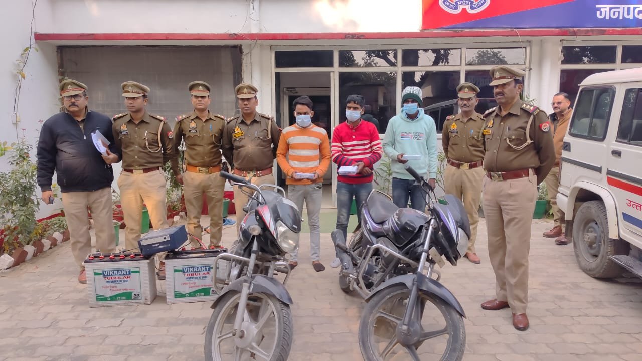 पुलिस व स्वॉट/सर्विलांस की संयुक्त टीम द्वारा तीन शातिर चोरों को चोरी की दो मोटरसाइकिल सहित किया गिरफतार 
